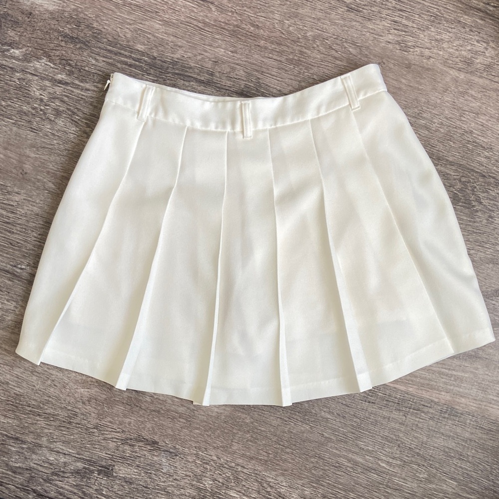 GU Large Pleated White Women's Mini Skirt